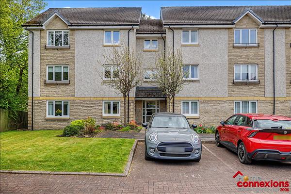 Neuk Drive, Village